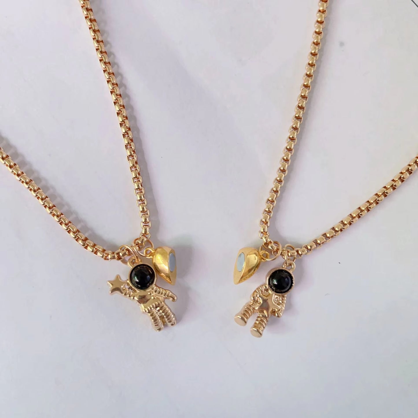 2Pcs Astronaut Couple Necklace Love Magnet Attraction Pendant Astronaut Men and Women Pair Star Astronaut Love Chain