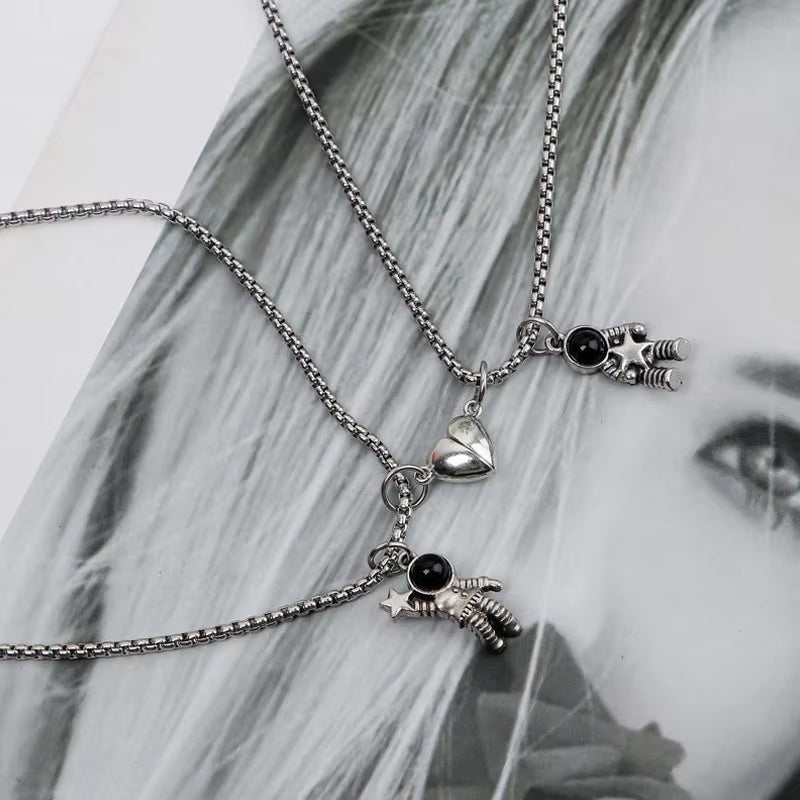 2Pcs Astronaut Couple Necklace Love Magnet Attraction Pendant Astronaut Men and Women Pair Star Astronaut Love Chain