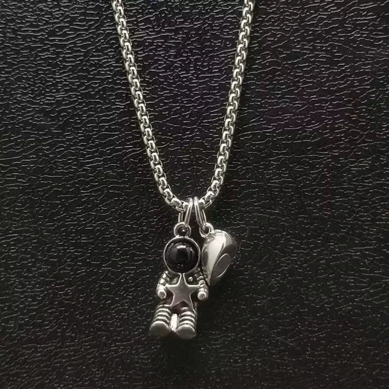 2Pcs Astronaut Couple Necklace Love Magnet Attraction Pendant Astronaut Men and Women Pair Star Astronaut Love Chain
