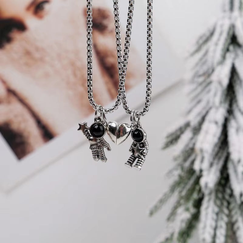 2Pcs Astronaut Couple Necklace Love Magnet Attraction Pendant Astronaut Men and Women Pair Star Astronaut Love Chain